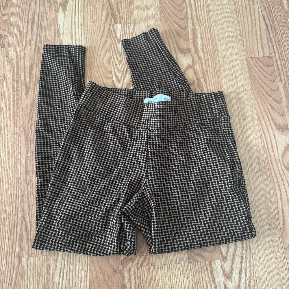 Black and Brown Checkered Leggings with Form-Fitting Design